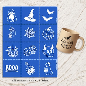 Puede incluir: Una pantalla de seda azul con diseños blancos de Halloween, incluyendo un fantasma, un sombrero de bruja, murciélagos, una telaraña, una calabaza, dados, una calavera y una botella de poción. La pantalla mide 21,6 x 27,9 cm.