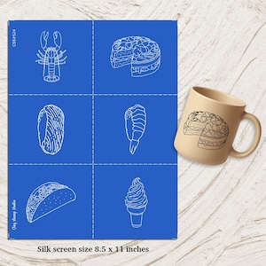 Puede incluir: Una serigrafía azul con dibujos lineales blancos de alimentos, incluyendo una langosta, una hamburguesa, sushi, camarones, un taco y un helado. Una taza beige con un dibujo de hamburguesa está a la derecha. El tamaño de la serigrafía es de 21,6 x 27,9 cm.