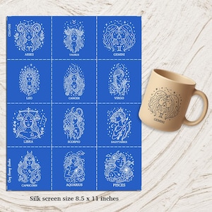 Può includere: Un schermo di seta blu con illustrazioni bianche dello zodiaco e una tazza Gemelli beige. Lo schermo mostra Ariete, Toro, Gemelli, Leone, Cancro, Vergine, Bilancia, Scorpione, Sagittario, Capricorno, Acquario e Pesci. Le dimensioni dello schermo sono 21,6 x 27,9 cm.