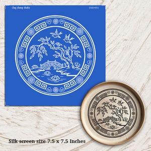 May include: A blue silk screen with a white circular design featuring a bridge, birds, and floral elements. A matching ceramic plate with the same design is also shown. The silk screen size is 19.05 cm x 19.05 cm.