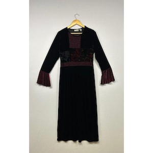Abito lungo da donna Whimsigoth Studio Ease, taglia 12, in velluto nero con inserti floreali e lavorazione a patchwork.
