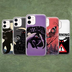 Può includere: Una collezione di cinque custodie per telefono con design grafici unici. Le custodie presentano illustrazioni di una creatura simile a una falena, una farfalla e i testi "Mothman" e "Warning". Le custodie sono in vari colori, tra cui nero, viola e rosso.