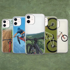 Op de afbeelding: Vijf telefoonhoesjes met mountainbike-illustraties. De ontwerpen omvatten mountainbikes, rijders en landschappen. De hoesjes zijn in verschillende kleuren, waaronder rood, groen en blauw. Ze zijn ontworpen voor een telefoon.