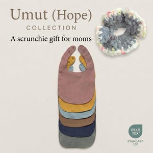 Pode incluir: A imagem mostra uma coleção de babadores para bebês em várias cores, incluindo rosa, amarelo, azul e cinza. Uma scrunchie também é visível. O texto na imagem diz "Umut (Hope) Collection" e "A scrunchie gift for moms."