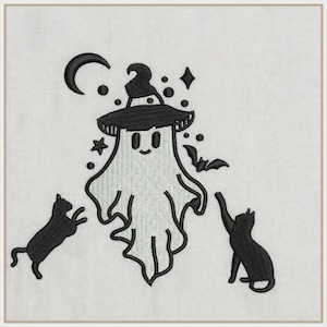 Puede incluir: Un diseño de bordado sobre tela blanca que presenta un fantasma central con sombrero de bruja, rodeado por una luna creciente, estrellas, puntos y un pequeño murciélago. Dos gatos negros se sitúan a ambos lados del diseño.