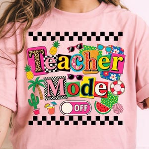 Puede incluir: Una camiseta rosa claro con un gráfico que incluye el texto Teacher Mode y un interruptor con la etiqueta OFF. El diseño presenta iconos veraniegos coloridos como piñas, palmeras, cactus, gafas de sol, una rodaja de sandía y un salvavidas.