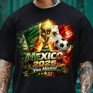 Puede incluir: Camiseta negra con un gráfico vibrante que celebra la candidatura de México para la Copa del Mundo de 2026. El diseño incluye la bandera mexicana, un balón de fútbol, un trofeo dorado y el texto "MEXICO 2026 Viva México!" en verde y oro.