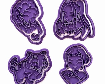 Op de afbeelding: Een set van vier paarse plastic koekjesvormpjes met gedetailleerde contouren van drie verschillende geanimeerde personages en een gestreept katachtig wezen. Elke vorm heeft een opstaande rand voor het snijden van deeg en interne ribbels.