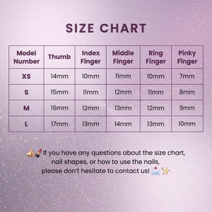 Puede incluir: Una tabla de tallas para u&ntilde;as postizas sobre un fondo morado claro. La tabla enumera los modelos XS, S, M y L con medidas en mil&iacute;metros para cada dedo. El texto dice: If you have any questions about the size chart, nail shapes, or how to use the nails, please don't hesitate to contact us!