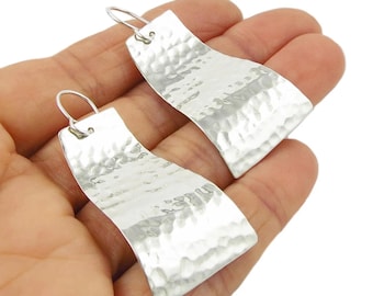 Hamrade örhängen i sterlingsilver, moderna hantverksmässiga statement-smycken