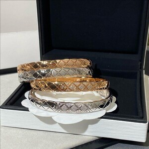 Brazalete dorado con diseño acolchado, pulsera geométrica apilable, brazalete chapado en oro de 18 quilates con diamantes, regalo para damas de honor, joyería nupcial.