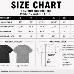 Pu&ograve; includere: Una tabella delle taglie per le t-shirt Comfort Colors 1300 con lavaggio minerale. Include una tabella con le misure in pollici per le taglie dalla S alla 3XL, una guida alle misurazioni con un diagramma della t-shirt e campioni di colore Mineral Black e Mineral Grey.