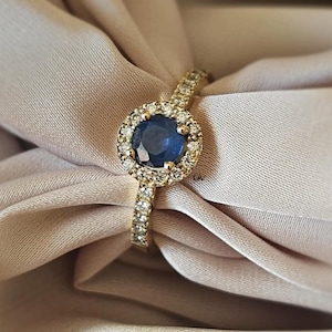Anillo delicado de zafiro azul con talla redonda y halo, anillo apilable de zafiro, joyería de oro macizo de 14k, sencillo anillo de compromiso de zafiro, regalo para ella.