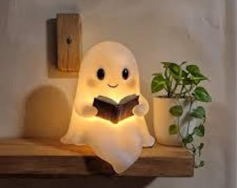 Lampka nocna z motywem ducha czytającego książkę | Urocza lampa stołowa z żywicy o ciepłym, delikatnym blasku | Lampka na biurko i do pokoju dziecięcego – prezent na Halloween dla miłośników książek