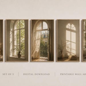 Può includere: Set di cinque stampe incorniciate raffiguranti viste di finestre con tende trasparenti, luce solare e vasi di fiori. Le stampe hanno un'estetica vintage, con toni caldi e il testo "DOWNLOAD DIGITALE" e "STAMPA ARTISTICA DA PARETE".