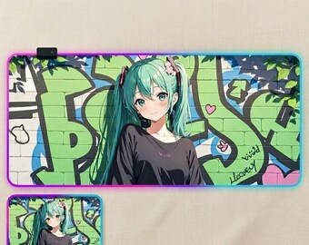 Miku RGB Gaming Maus Pad - Kawaii Graffiti Anime Girl LED Schreibtischmatte - Teal Ästhetisches Großes Backlit Mousepad - 3mm 4mm dickes Gamer Geschenk