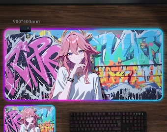 Yae Miko RGB Gaming Mauspad - Street Graffiti Anime Girl LED Schreibtischmatte - Pink Ästhetisch XXL Großes hinterleuchtetes Mousepad - 3mm 4mm dickes Geschenk