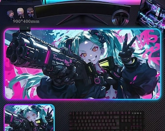 Rebecca RGB Gaming Maus Pad - Cyberpunk Edgerunner LED Schreibtischmatte - Anime Girl Große XXL Backlit Mousepad - 3mm 4mm Dicke Gamer Schreibtisch Dekoration