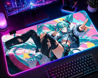 Miku RGB Gaming Maus Pad - Cyberpunk Anime LED Schreibtischmatte - Kawaii Aesthetic XXL Backlit Mousepad - Vocaloid Gamer Girl Geschenk Decor