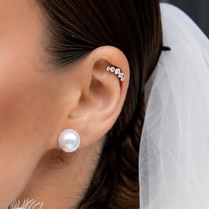 Gebogener Ohrkletterer aus Titan mit Zirkonia, ASTM F136 flacher Knorpelohrring, Helix-Ohrstecker für die Braut