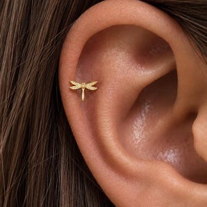 Litet örhänge i guld med trollslända, 925 sterlingsilver, fina natursmycken, minimalistisk insektsörhänge, 7 mm