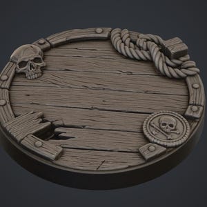 Peut inclure: Un socle de figurine de jeu circulaire marron avec une texture de planches de bois usées. Le bord est orné d'un crâne humain sculpté, d'une longueur de corde enroulée et d'un emblème de pièce circulaire affichant un motif de tête de mort.