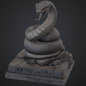 Puede incluir: Escultura de piedra gris de una serpiente enroscada con la lengua extendida. La serpiente descansa sobre una base cuadrada de piedra desgastada con símbolos tallados. La escultura tiene una superficie texturizada y detallada.