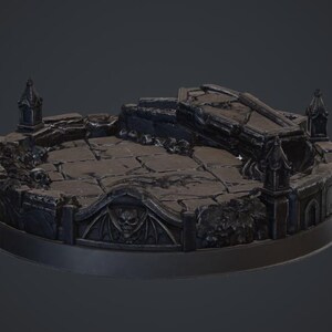 Peut inclure: Une base de présentation circulaire gris foncé avec un sol en dalles de pierre, un mur surélevé orné de motifs de crânes ailés et de petites structures en forme de tours. La base présente un aspect texturé et usé avec des fissures.