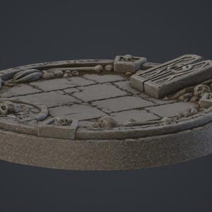 Pode incluir: Uma base circular cinzenta para miniaturas de jogo com textura de chão de lajes de pedra. A borda é decorada com crânios esculpidos, ossos e uma laje de pedra retangular com marcas gravadas. A superfície tem um acabamento mate.