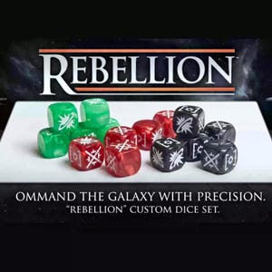 Puede incluir: Un conjunto de dados personalizados en verde, rojo y negro con símbolos grabados en blanco. El texto REBELLION aparece sobre los dados, y el texto OMMAND THE GALAXY WITH PRECISION. REBELLION CUSTOM DICE SET. está impreso debajo de ellos.
