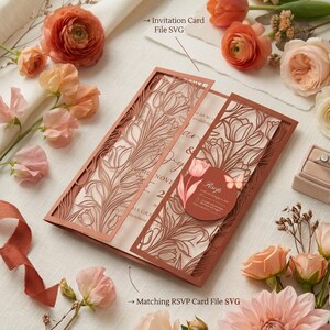 K&ouml;nnte beinhalten: Eine terrakottafarbene, lasergeschnittene Hochzeitseinladungskarte mit einem Tulpendesign, begleitet von einer passenden runden RSVP-Karte. Der Text weist auf Invitation Card File SVG und Matching RSVP Card File SVG hin.