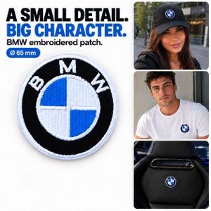Puede incluir: Un parche bordado circular de BMW con un diámetro de 65 mm. El diseño presenta un anillo exterior negro con letras blancas y un círculo central dividido en cuatro cuadrantes de colores azul y blanco alternos. El texto dice: A SMALL DETAIL. BIG CHARACTER. BMW embroidered patch.