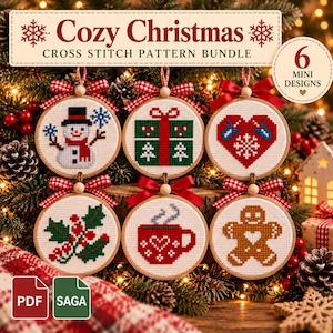 Op de afbeelding: Een Cozy Christmas kruissteekpatroonbundel met 6 mini-ontwerpen in houten borduurringen. De patronen bevatten een sneeuwpop, een cadeau, een hart, hulst, een mok en een peperkoekmannetje. Elke ring is afgewerkt met een decoratieve strik.