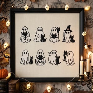 Pode incluir: Um bordado em ponto cruz emoldurado sobre tecido bege claro, apresentando oito designs pixelados distintos em preto e branco de fantasmas interagindo com gatos pretos, incluindo um fantasma com chapéu de bruxa e vassoura.