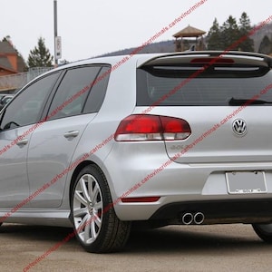 Könnte beinhalten: Ein silberner Volkswagen Golf Schrägheck aus der hinteren Dreiviertelansicht, ausgestattet mit einem Heckspoiler, zwei Auspuffrohren, Mehrspeichen-Leichtmetallfelgen, einem Heckscheibenwischer und einem kleinen deutschen Flaggenemblem auf der Heckklappe.