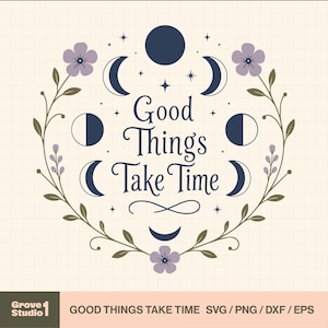 Può includere: Un design circolare con il testo "Good Things Take Time" in un carattere decorativo, circondato da fasi lunari, stelle ed elementi floreali. Il design presenta una tavolozza di colori blu navy, lavanda e verde oliva su sfondo crema.