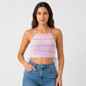 Peut inclure: Un haut court dos nu en crochet avec un motif à rayures horizontales dans des tons pastel de rose, violet, jaune et bleu. Le vêtement comprend de fines bretelles au cou et des liens latéraux permettant un ajustement, avec un tricot texturé.
