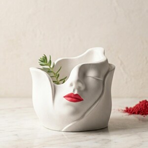 Bloempot in de vorm van een gezicht, poëtisch sieradenbakje van wit keramiek, detail van rode lippen