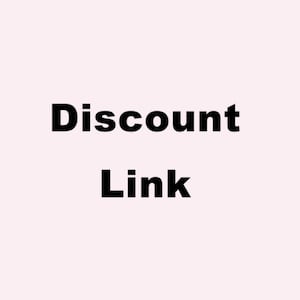 Puede incluir: Un fondo rosa pálido con el texto Discount Link en letras mayúsculas negritas, negras y sin remates. La palabra Discount está colocada sobre la palabra Link, ambas centradas en la superficie de color claro.