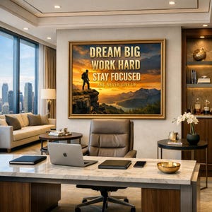 Peut inclure: Une impression d'art murale encadrée représentant la silhouette d'un randonneur sur une falaise surplombant un paysage de montagne au coucher du soleil, avec le texte DREAM BIG WORK HARD STAY FOCUSED AND NEVER GIVE UP en lettres dorées.