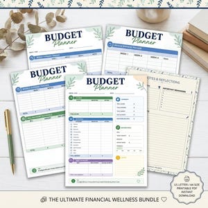Op de afbeelding: Een set printbare budgetplanner-vellen met secties voor het bijhouden van wekelijkse uitgaven, factuurschema's, inkomen, spaardoelen en notities. De pagina's hebben een witte achtergrond met donkerblauwe tekst, groene bladaccenten en georganiseerde tabellen voor financiële planning. Een gouden pen ligt links van de documenten.