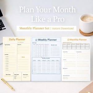 Op de afbeelding: Een set afdrukbare planners met de tekst "Plan Your Month Like a Pro". De set bevat een dag-, week- en maandplanner. De dagplanner is lichtgeel, de weekplanner is lichtblauw en de maandplanner is lichtgeel.