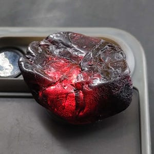 100% natuurlijke, onberispelijke rode painiet ruwe steen uit Birma, 106,44 ct, GIE-gecertificeerde losse edelsteen