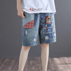 Baggy Denim Shorts | Printed Wide Leg Jorts | Daily Wear | Harajuku Streetwear Style

Light wash denim shorts with cartoon patch design and relaxed baggy streetwear fit