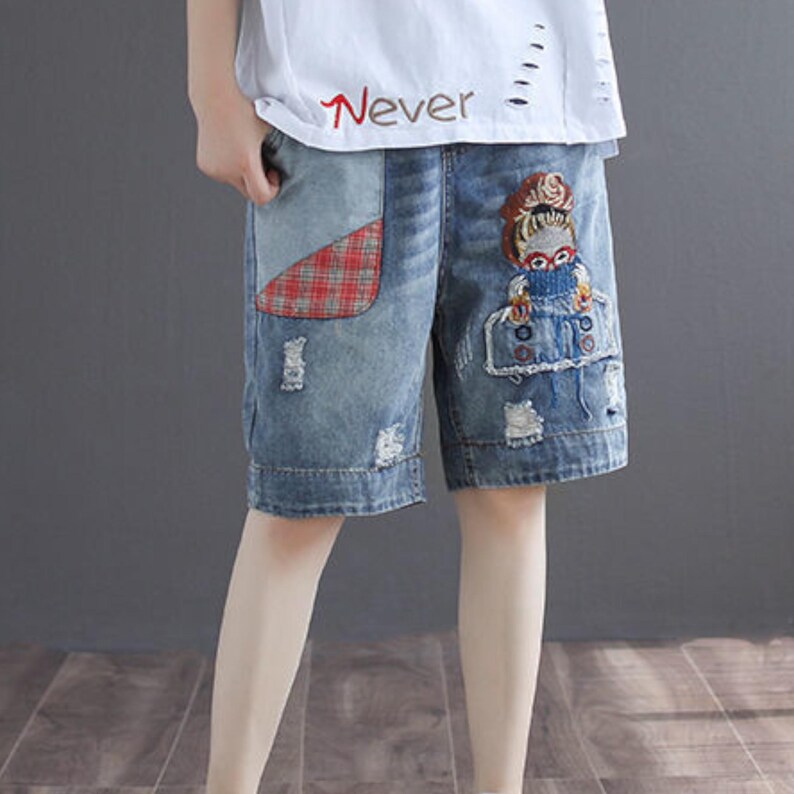 Baggy Denim Shorts | Printed Wide Leg Jorts | Daily Wear | Harajuku Streetwear Style

Light wash denim shorts with cartoon patch design and relaxed baggy streetwear fit