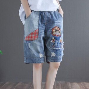 Baggy Denim Shorts | Printed Wide Leg Jorts | Daily Wear | Harajuku Streetwear Style

Light wash denim shorts with cartoon patch design and relaxed baggy streetwear fit