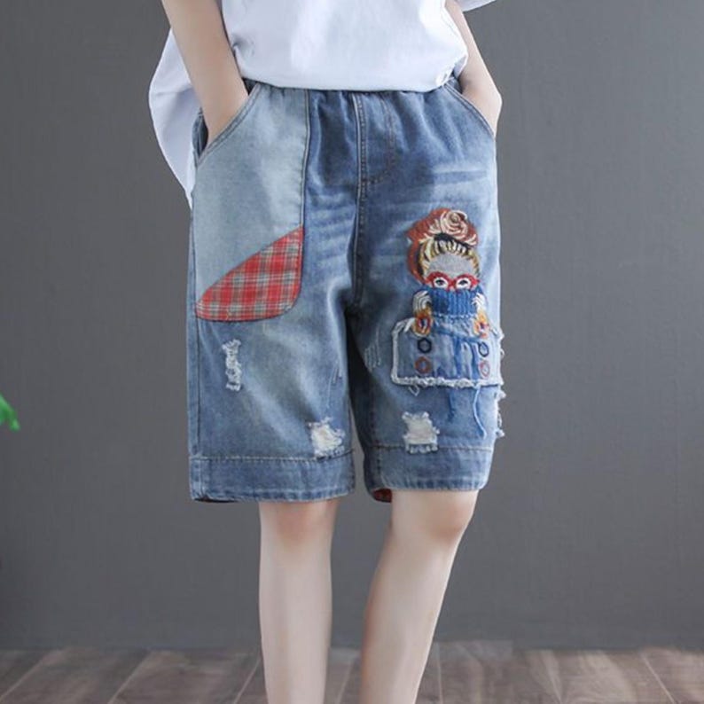 Baggy Denim Shorts | Printed Wide Leg Jorts | Daily Wear | Harajuku Streetwear Style

Light wash denim shorts with cartoon patch design and relaxed baggy streetwear fit