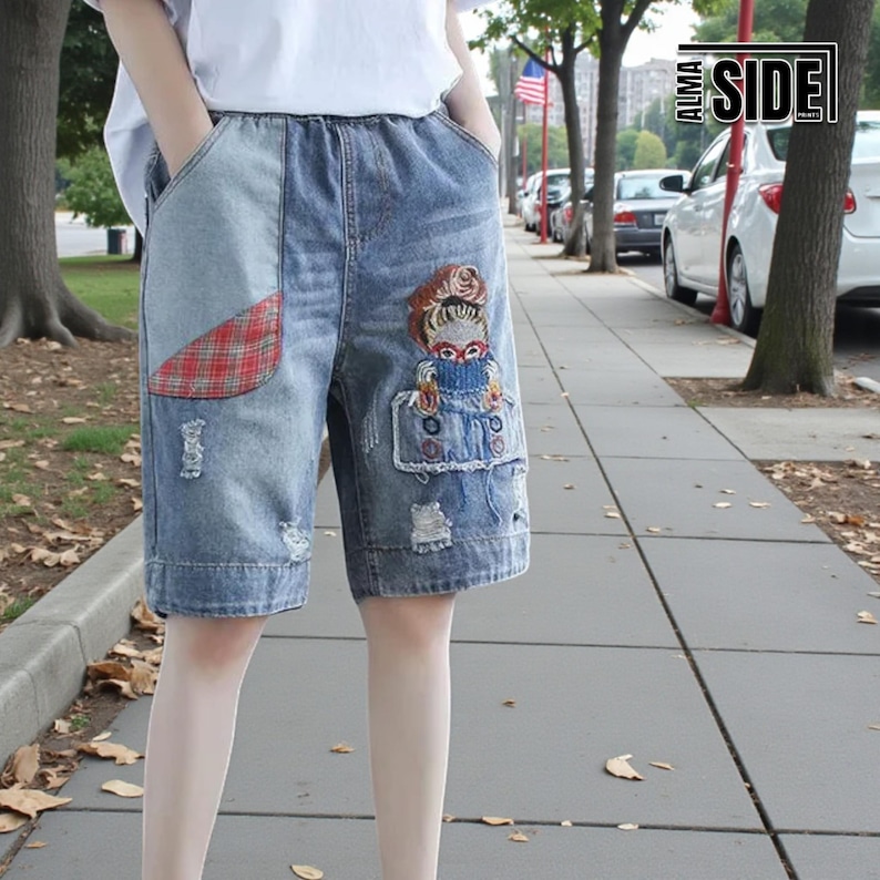 Baggy Denim Shorts | Printed Wide Leg Jorts | Daily Wear | Harajuku Streetwear Style

Light wash denim shorts with cartoon patch design and relaxed baggy streetwear fit