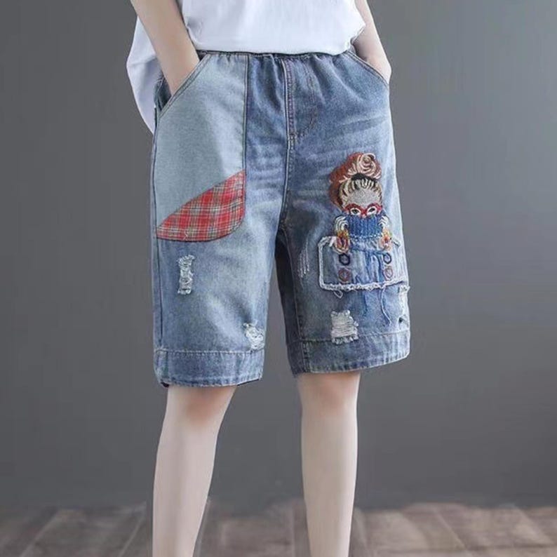 Baggy Denim Shorts | Printed Wide Leg Jorts | Daily Wear | Harajuku Streetwear Style

Light wash denim shorts with cartoon patch design and relaxed baggy streetwear fit