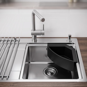 Könnte beinhalten: Eine Küchenspüle aus Edelstahl mit einem hohen Wasserhahn, einem seitlich montierten Seifenspender, einem integrierten Abtropfgestell auf der linken Seite und einem herausnehmbaren schwarzen dreieckigen Siebkorb im Becken.